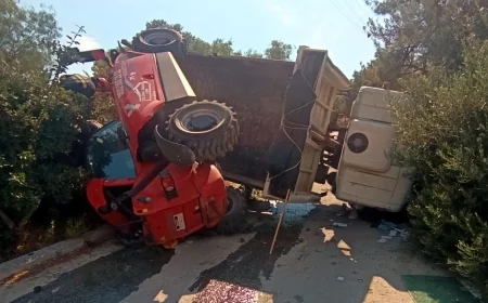 Bodrum’da Korkutan Kaza: İş Makinesi Yüklü Kamyon Devrildi, 3 Kişi Yaralandı