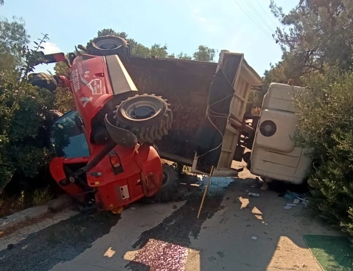 Bodrum’da Korkutan Kaza: İş Makinesi Yüklü Kamyon Devrildi, 3 Kişi Yaralandı