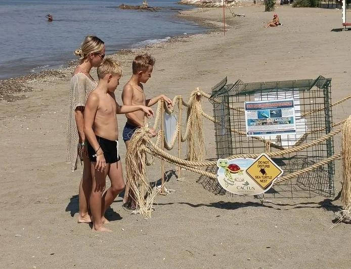 Plajda caretta caretta yuvası ve yolu yapıldı, uyarı levhaları konuldu “Dikkat Caretta caretta çıkabilir”