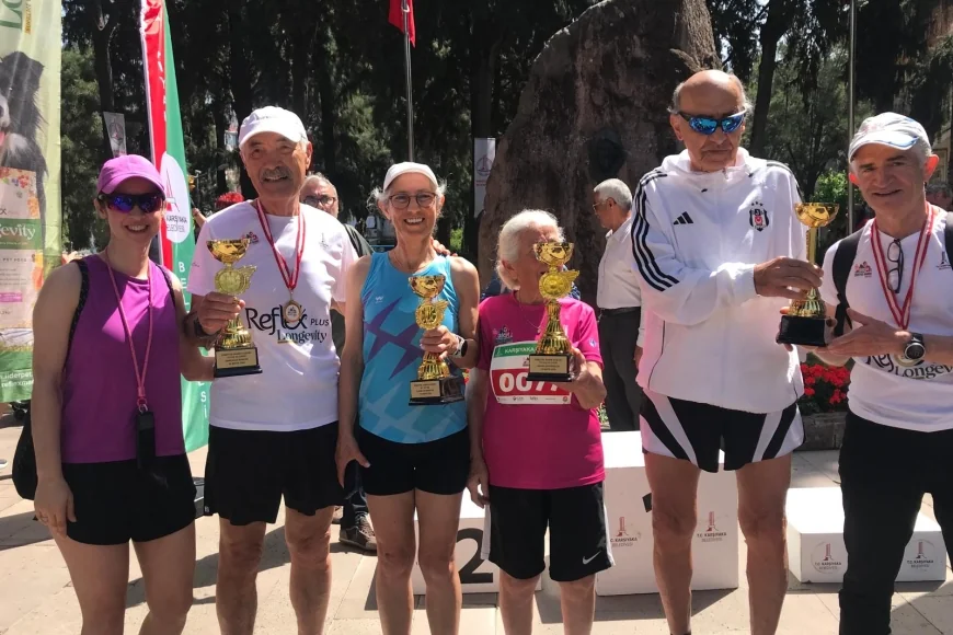 Bodrumlu atletler İzmir’de Ata’dan Anaya koştu, kupa bırakmadı