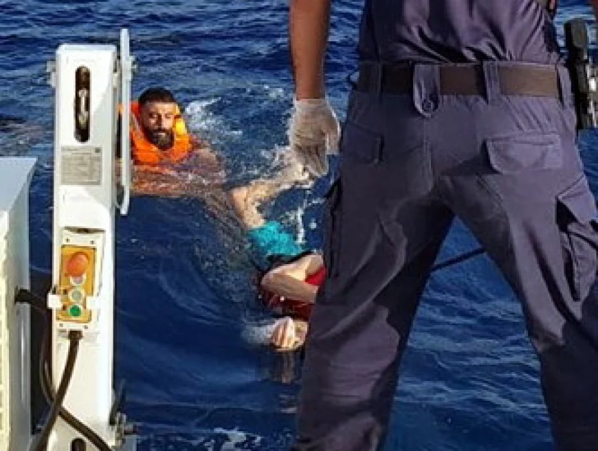 Umuda yolculukta facia, Bottan denize düşen göçmenlerden biri öldü diğeri ağır yaralandı 22 göçmen kurtarıldı.