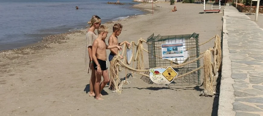 Plajda caretta caretta yuvası ve yolu yapıldı, uyarı levhaları konuldu “Dikkat Caretta caretta çıkabilir”
