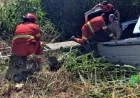 Dereye Uçan Araçta Mahsur Kalan 2 Kişiyi İtfaiye Merdivenle Kurtardı