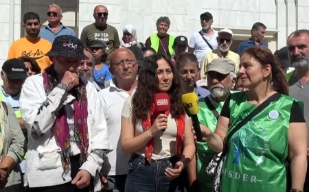 İkizköy Akbelenli Esra Işık adliye önünde isyan etti "KÖYLÜLERİN ZEYTİNLİKLERİNİ YAŞAMLARINI GELECEĞİNİ BİR ŞİRKETE PEŞKEŞ ÇEKMEK BU KADAR KOLAYMI KÖYLÜLERE REVAMI"