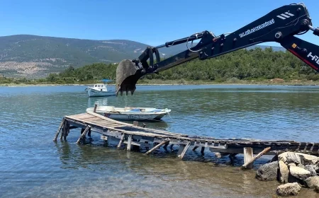 Güllük körfezinde kaçak iskeleler kaldırılıyor