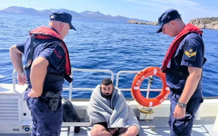 Yunanistan adasına yüzerek geçmeye çalışan göçmenler ölümden döndü,  sahil güvenlik kurtardı