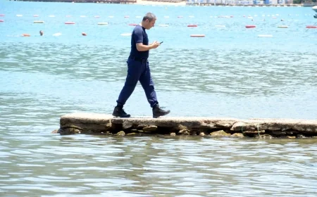 Bodrum'da Mavi bayraklı koyda tatilcilere sintine şoku, denizi aniden boşalttılar