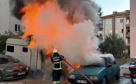 Mahalle Arasında Park Halindeki Karavan Alevlere Teslim Oldu