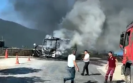 Otelin servis minibüsü alev alev yandı