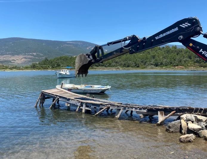 Güllük körfezinde kaçak iskeleler kaldırılıyor