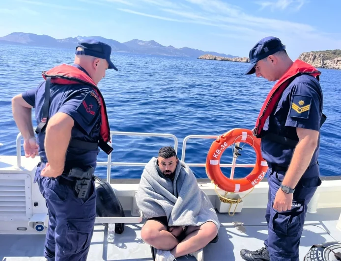 Yunanistan adasına yüzerek geçmeye çalışan göçmenler ölümden döndü,  sahil güvenlik kurtardı