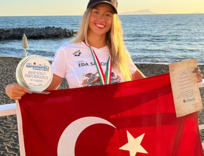 Ultra maraton yüzücüsü İzmirli Eda Savcıgil'den tarihi birincilik