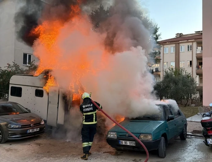 Mahalle Arasında Park Halindeki Karavan Alevlere Teslim Oldu
