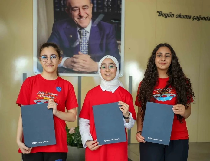 Sakıp Sabancı Eğitim Ödüllerini kazanan öğrenciler altın yağmuru