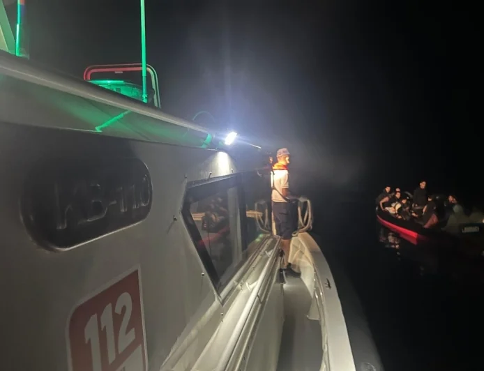 Bodrum Açıklarında 26 Düzensiz Göçmen Kurtarıldı, 1 Kaçakçı Şüphelisi Yakalandı