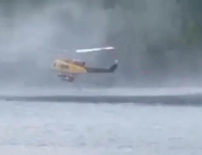 YANGIN SÖNDÜRME HELİKOPTERİ GÖLE DÜŞTÜ 2 PERSONEL SON ANDA KURTARILDI