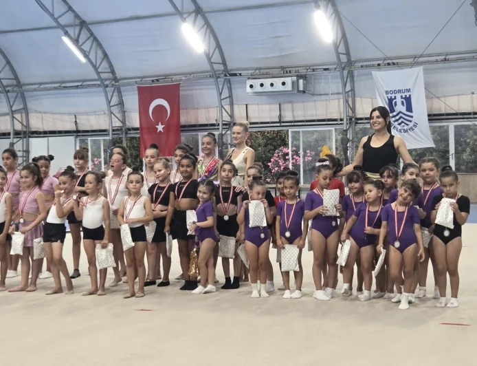 Yalıkavaksporlu cimnastikçiler gösterileri ile hayran bıraktı