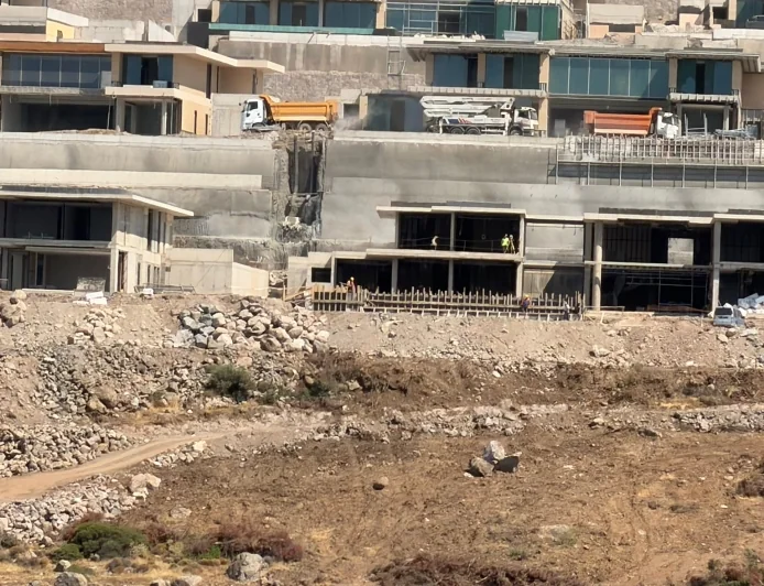 BODRUM’DA  MATKAP VE İŞ MAKİNELERİ SESLERİ ARASINDA ÇILDIRTAN TATİL
