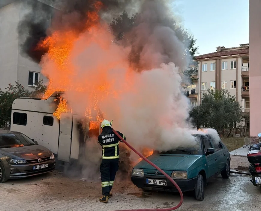 Mahalle Arasında Park Halindeki Karavan Alevlere Teslim Oldu