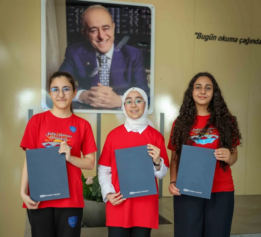 Sakıp Sabancı Eğitim Ödüllerini kazanan öğrenciler altın yağmuru