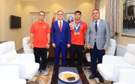 Muğlalı  Rahmi Kaan Karahan Kanada'da Kano Dünya Şampiyonu oldu