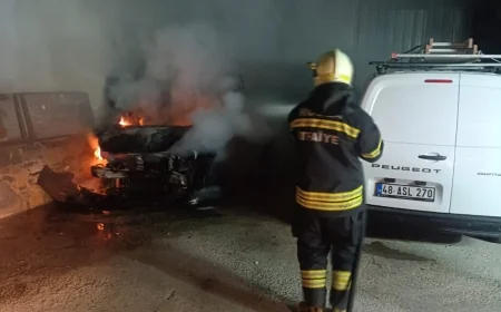 Bodrum'da Park Halindeki Otomobil Alev Alev Yandı, Felaketten Dönüldü