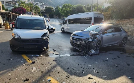 Bodrum'da Virajda Kafa Kafaya Çarpışan İki Otomobilde 3 Kişi Yaralandı