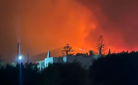 Turistik Paros Adası’nda Yangın Kontrol Altına Alınamıyor