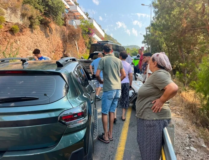 4 aracın karıştığı kazada; otomobilden yola fırlayan Emircan öldü