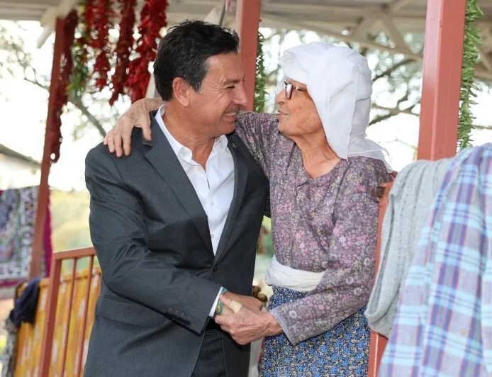AHMET ARAS'TAN AK PARTİ YANITI: CHP’li Büyükşehir Belediye Başkanı AKP’ye geçeceği iddialarına bu fotoğrafla yanıt verdi “AKP’ye geçmiyorum bu yalanlara itibar etmeyin”