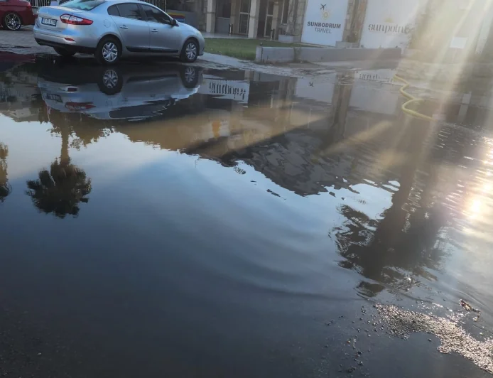Bodrum'da Bu Kez Kanalizasyon Hattı Patladı: Tonlarca Atık Su Cadde ve Sokaklara Yayıldı