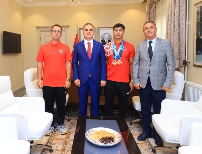 Muğlalı  Rahmi Kaan Karahan Kanada'da Kano Dünya Şampiyonu oldu