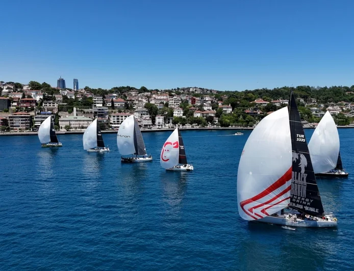 55. Deniz Kuvvetleri Kupası'nda İstanbul'dan Çeşme'ye Zorlu Yelken Yarışı Başladı