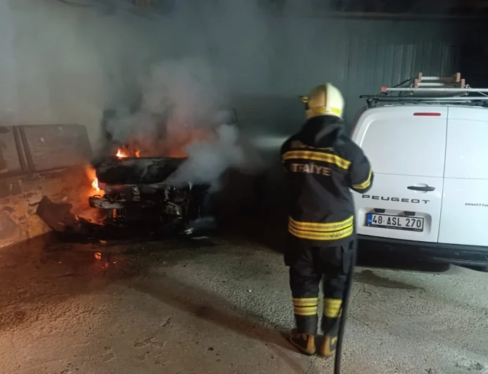 Bodrum'da Park Halindeki Otomobil Alev Alev Yandı, Felaketten Dönüldü