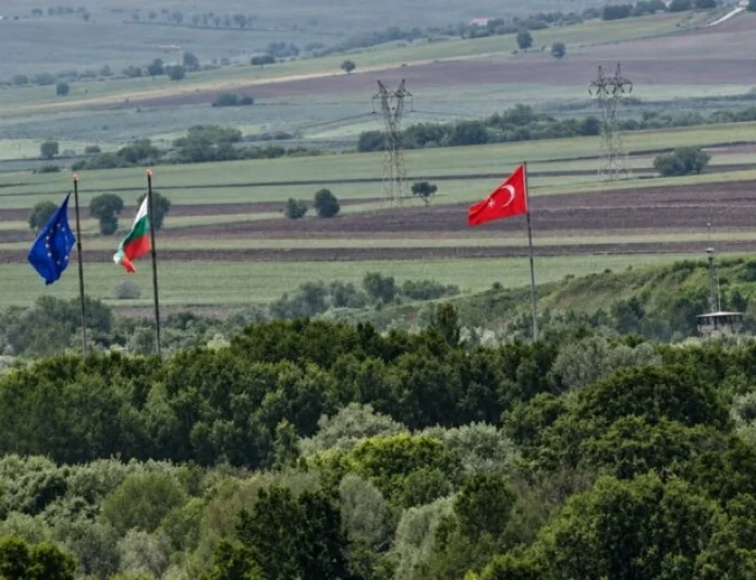 SINIRDAKİ TÜRK BAYRAĞINI KISKANDILAR  Üç ülkenin bulunduğu Türkiye sınırında bayrak krizi yaşanıyor