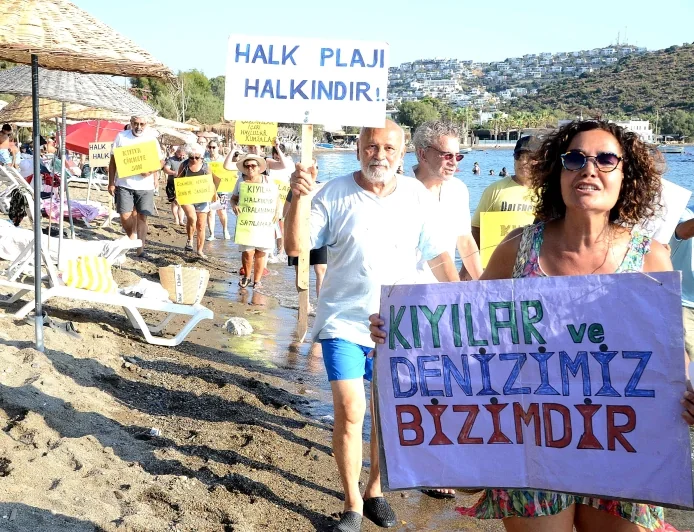 Gümüşlükte denize giremedikleri sözde halk plajında eylem yaptılar. SORDULAR...VATANDAŞ EYLEMDE BELEDİYE NEREDE?