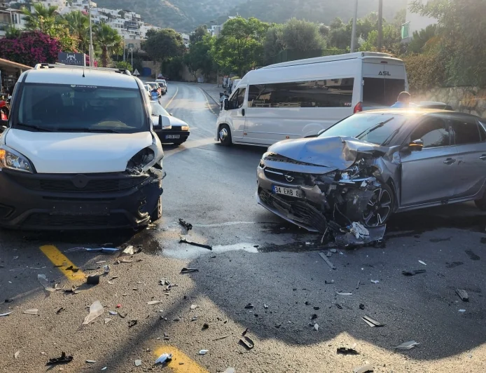 Bodrum'da Virajda Kafa Kafaya Çarpışan İki Otomobilde 3 Kişi Yaralandı