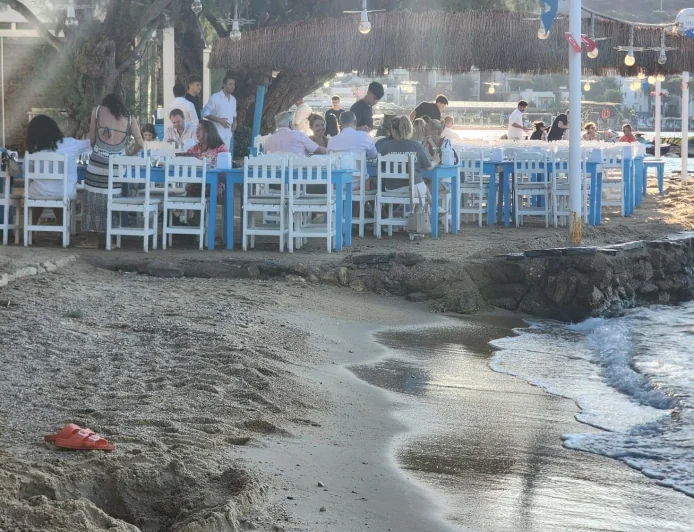 ŞAKA GİBİ AMA DEĞİL. BODRUM’DA  SAHİLLERDE İŞGALLER KALDIRILDI, DENİLDİ..VATANDAŞA YÜRÜYECEK YER KALMADI.TURİZMİ BÖYLE BİTİRDİLER…