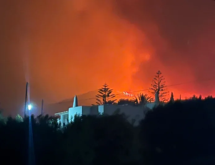Turistik Paros Adası’nda Yangın Kontrol Altına Alınamıyor