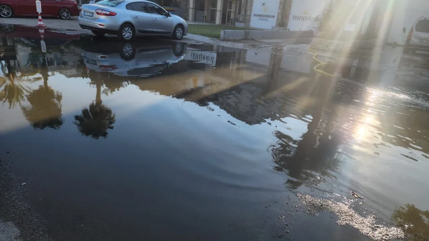 Bodrum'da Bu Kez Kanalizasyon Hattı Patladı: Tonlarca Atık Su Cadde ve Sokaklara Yayıldı