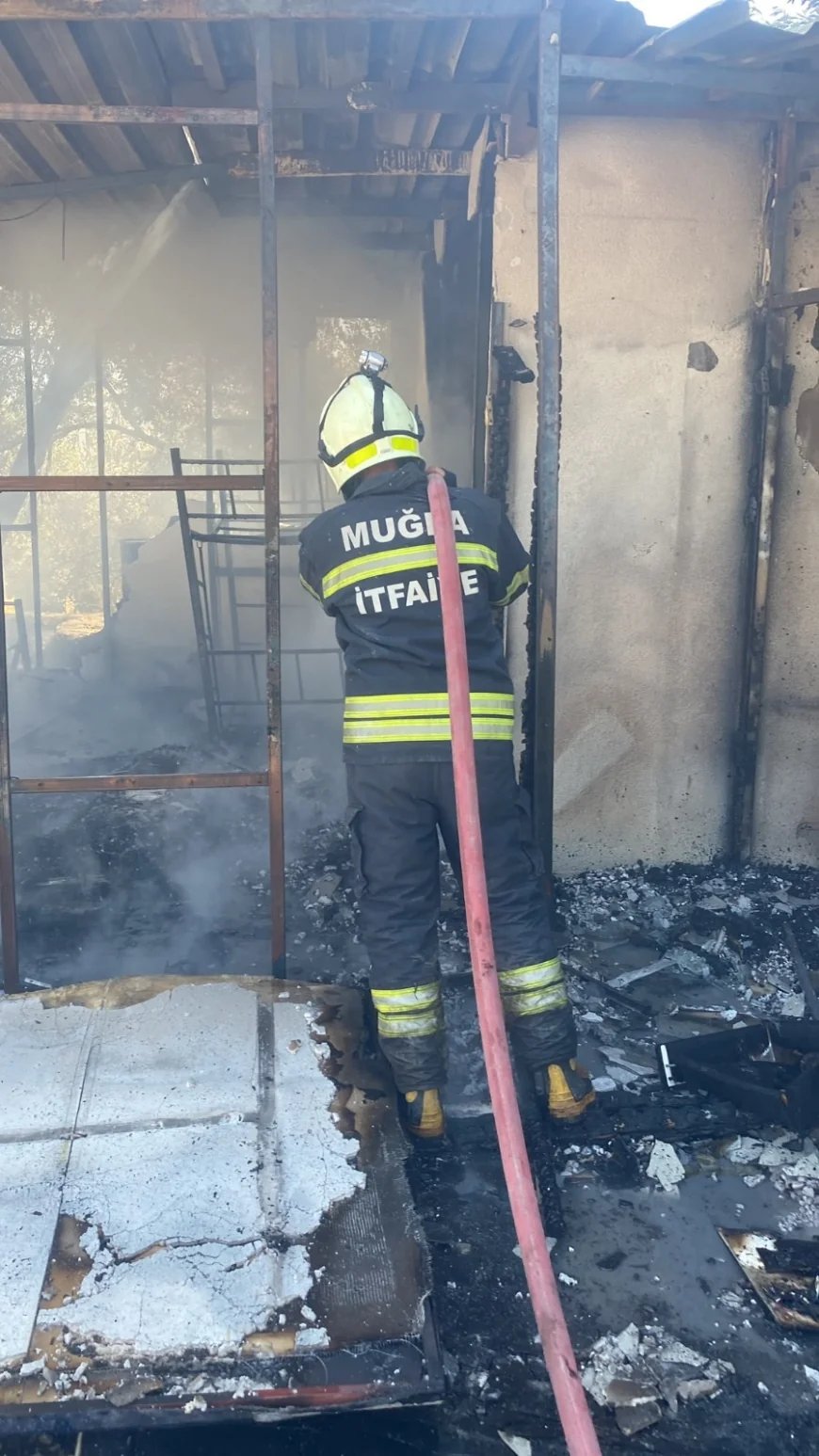 Bodrum'da Personel Lojmanında Yangın: Bir Oda Kullanılamaz Hale Geldi