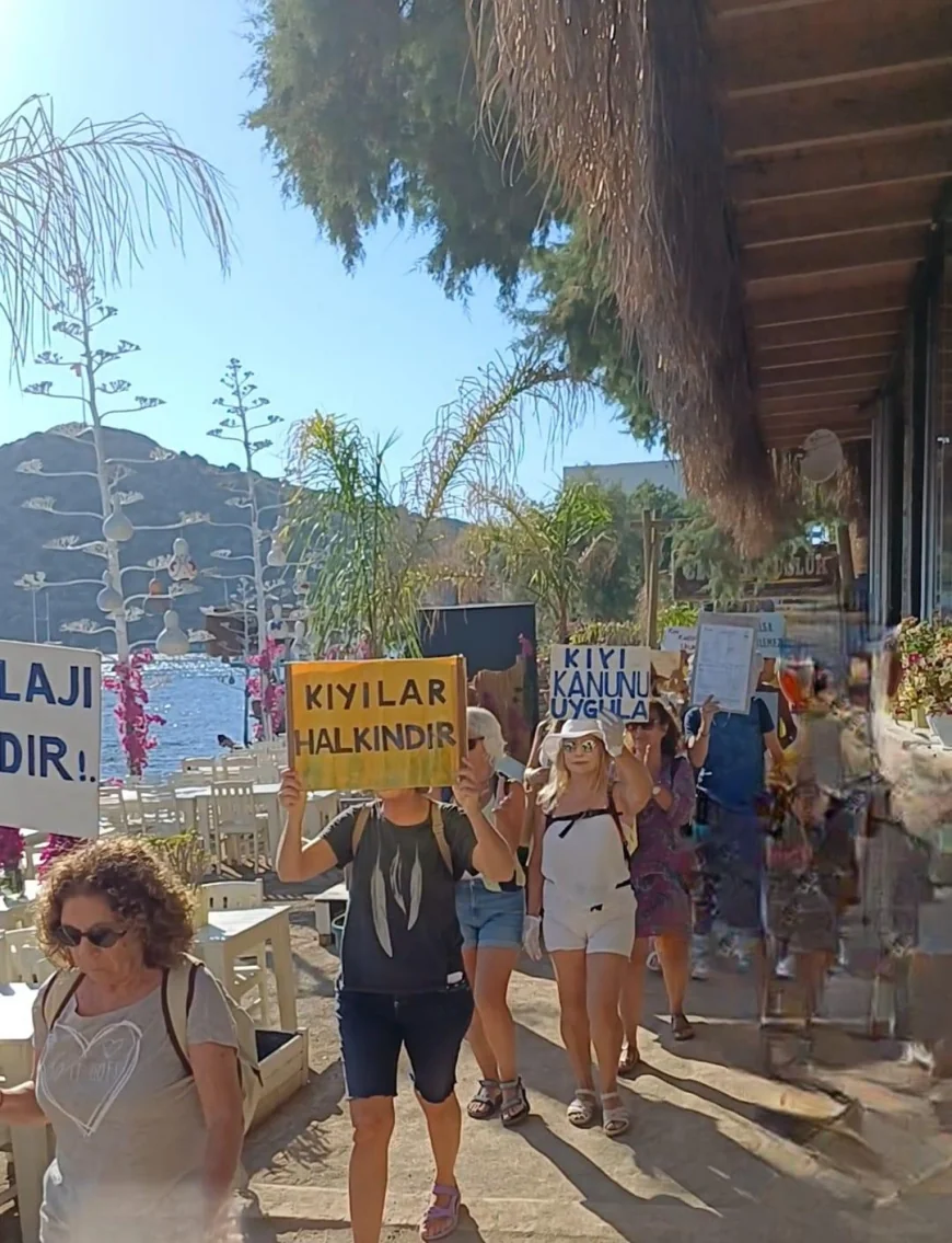 Gümüşlük sahilinde "Kıyılar Halkındır" eylemi yaptılar: ARSIZLIĞIN BÖYLESİ GÖRÜLMEDİ.. Halkın kıyısını işgal edenler halka tepki gösterdi.