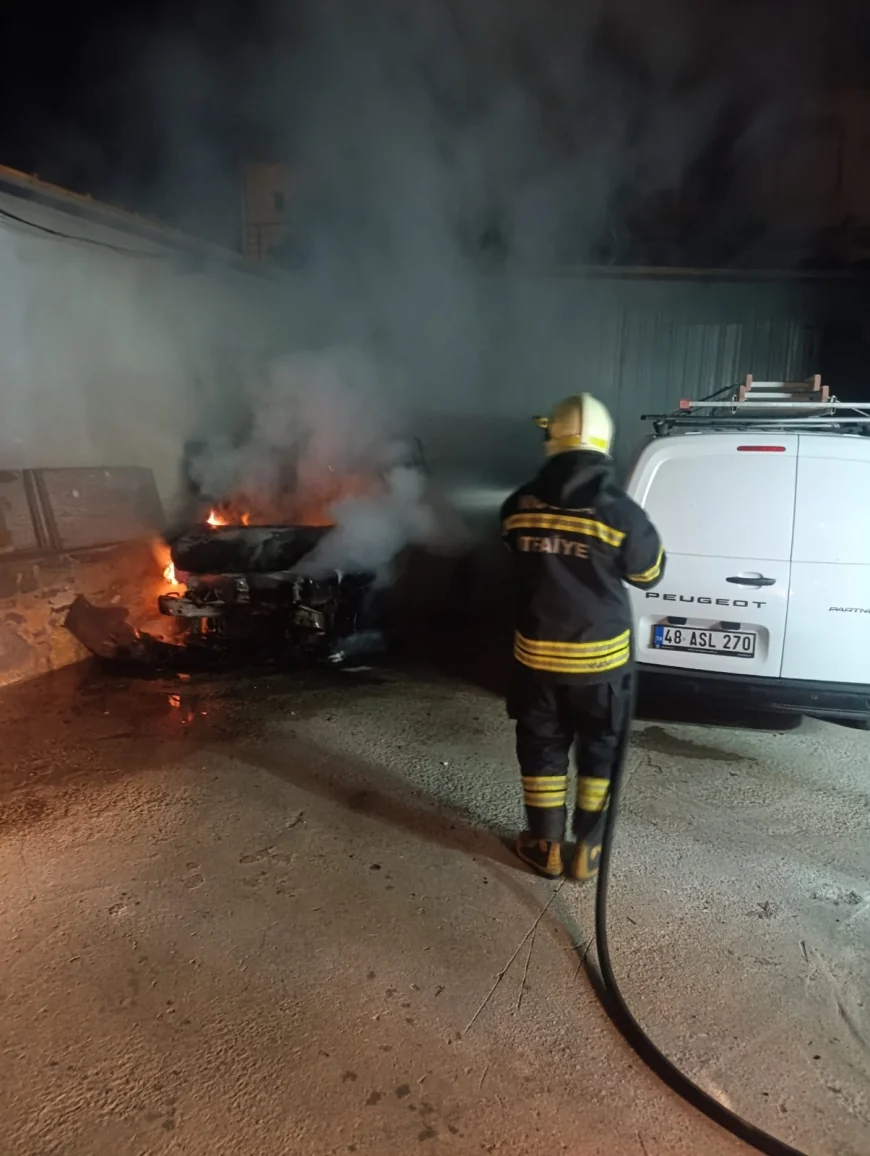 Bodrum'da Park Halindeki Otomobil Alev Alev Yandı, Felaketten Dönüldü