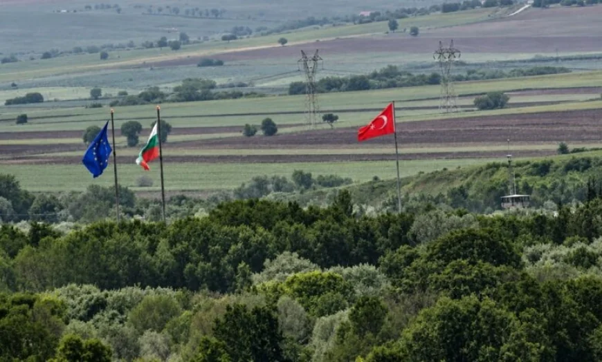 SINIRDAKİ TÜRK BAYRAĞINI KISKANDILAR  Üç ülkenin bulunduğu Türkiye sınırında bayrak krizi yaşanıyor
