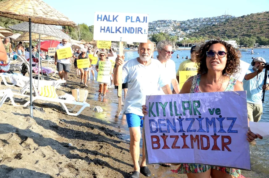 Gümüşlükte denize giremedikleri sözde halk plajında eylem yaptılar. SORDULAR...VATANDAŞ EYLEMDE BELEDİYE NEREDE?
