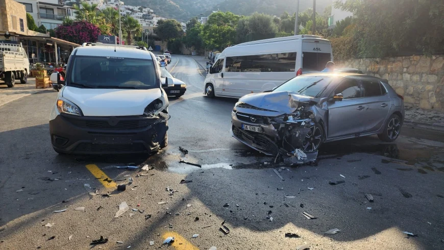 Bodrum'da Virajda Kafa Kafaya Çarpışan İki Otomobilde 3 Kişi Yaralandı