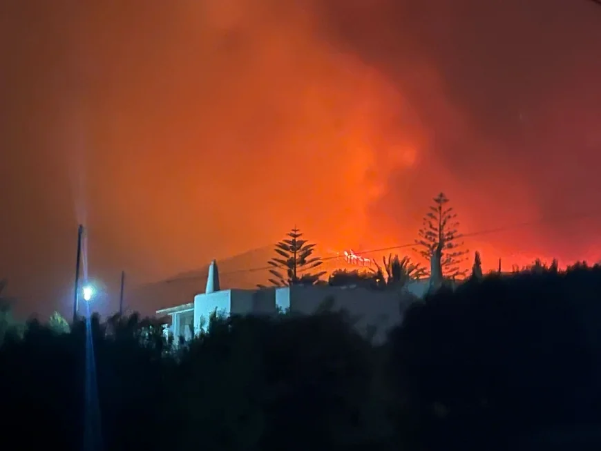 Turistik Paros Adası’nda Yangın Kontrol Altına Alınamıyor