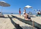 YAVRU CARETTA GÖNÜLLÜLERİ  Yavru carettalar denize ulaşsın diye plaja özel yol yapıp gece nöbet tuttular