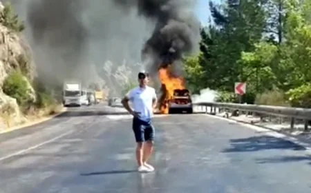 Karabel'de Otomobil Alev Aldı, Ormanlık Alana Sıçrayan Yangın Büyümeden Söndürüldü