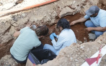 YOL KAZISI SIRASINDA MEZAR KAPAKLARI VE İSKELETLER BULUNDU